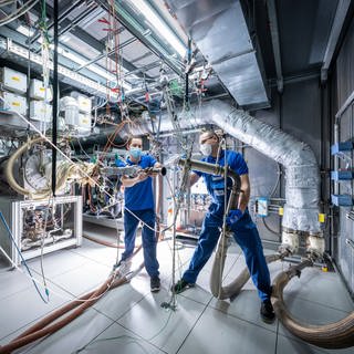 Bei Mahle prüfen Mitarbeiter Kühlungssysteme für den Einsatz in Brennstoffzellenfahrzeugen.