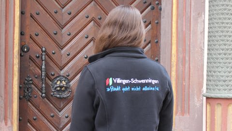 Die Mitarbeitenden des Rathauses in Villingen-Schwenningen erhalten Fleece-Jacken in Zeiten des Energiesparens.