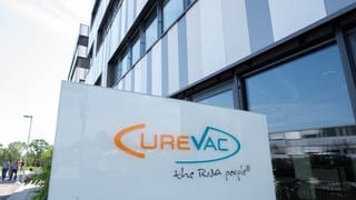 Ein Schild mit dem Logo des biopharmazeutischen Unternehmens Curevac steht vor der Zentrale in Tübingen. Die Wirksamkeit des Impfstoffkandidaten CVnCoV von Curevac fällt einer Zwischenanalyse zufolge deutlich geringer aus als bei anderen bereits zugelassenen Corona-Impfstoffen.