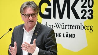 Der baden-württembergische Gesundheitsminister Manfred Lucha (Grüne) gibt nach einer Gesundheitsministerkonferenz unter dem Vorsitz Baden-Württembergs ein Statement ab. 