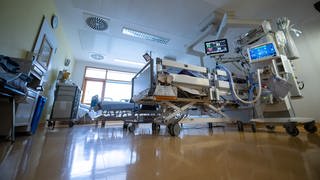 Ein Intensivbett steht auf einer Intensivstation des RKH Klinikum Ludwigsburg. 