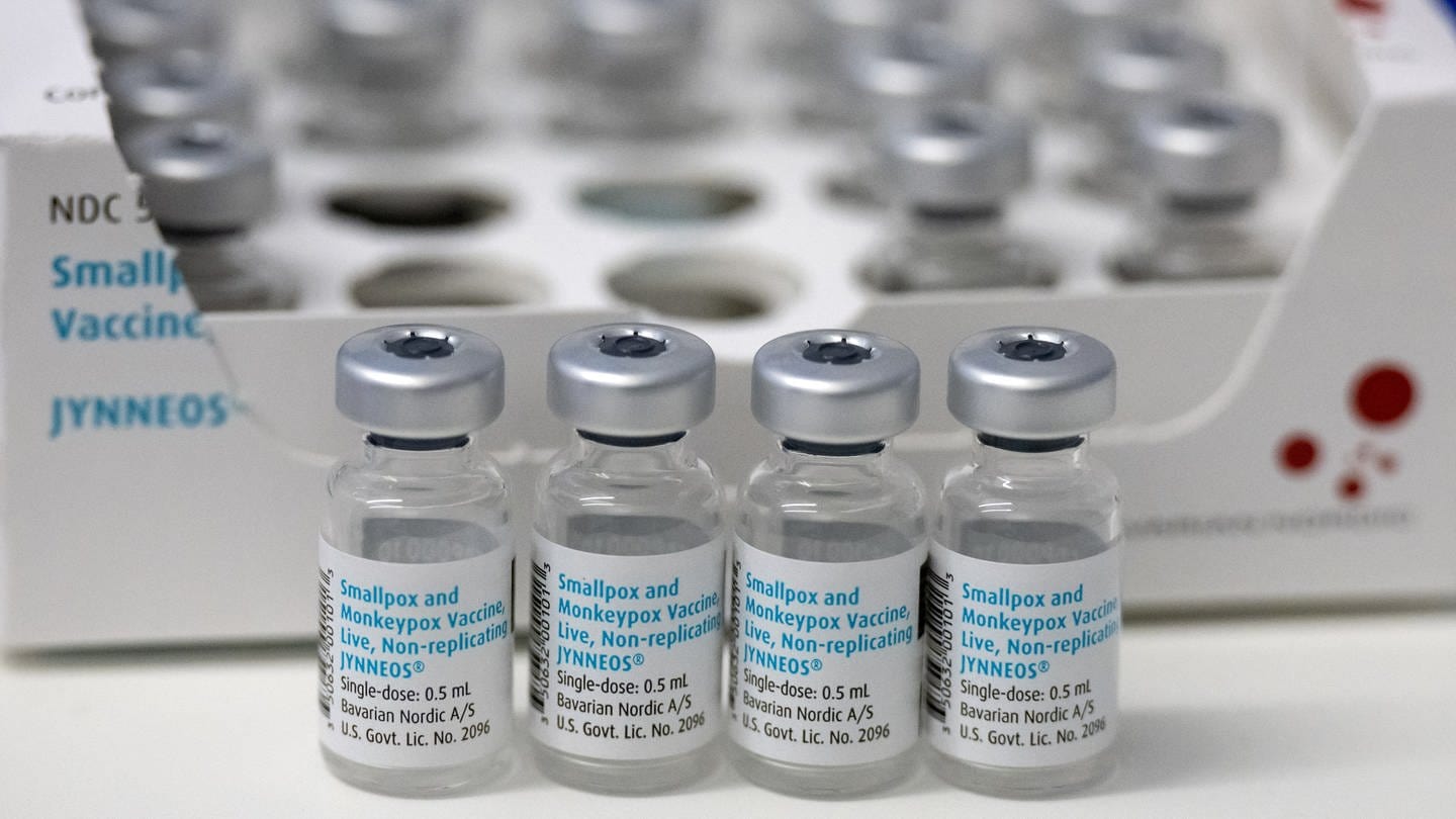 Leere Ampullen mit dem Impfstoff von Bavarian Nordic (Imvanex / Jynneos) gegen Affenpocken stehen im Klinikum in einer Schachtel auf einem Tisch.