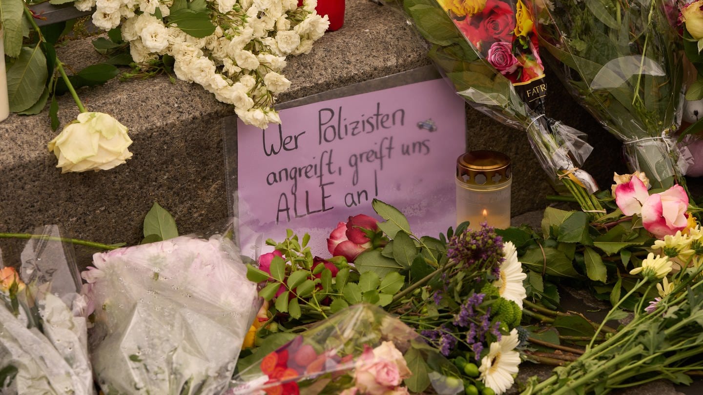Nach der tödlichen Messerattacke in Mannheim erinnern Kerzen und Blumen an den Polizisten Rouven L.