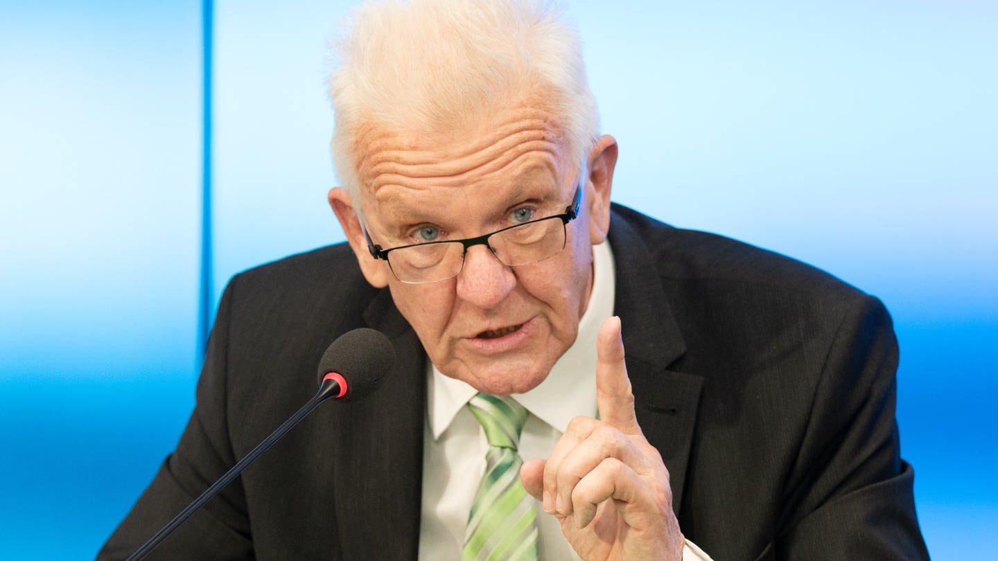 Winfried Kretschmann (Bündnis 90/Die Grünen), Ministerpräsident von Baden-Württemberg, antwortet in einer Regierungs-Pressekonferenz auf Fragen von Journalisten.