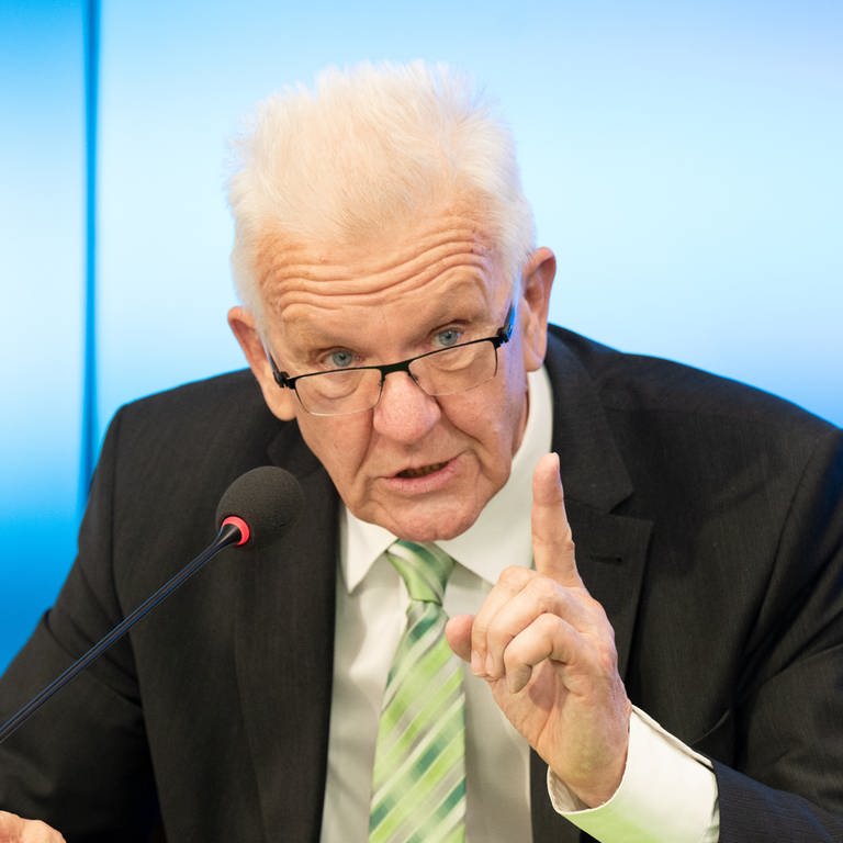 Winfried Kretschmann (Bündnis 90Die Grünen), Ministerpräsident von Baden-Württemberg, antwortet in einer Regierungs-Pressekonferenz auf Fragen von Journalisten.