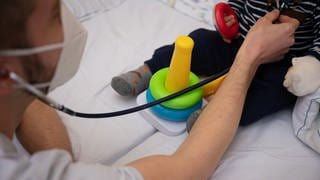 Ein Arzt untersucht im Olgahospital des Klinikums Stuttgart ein Kind. 