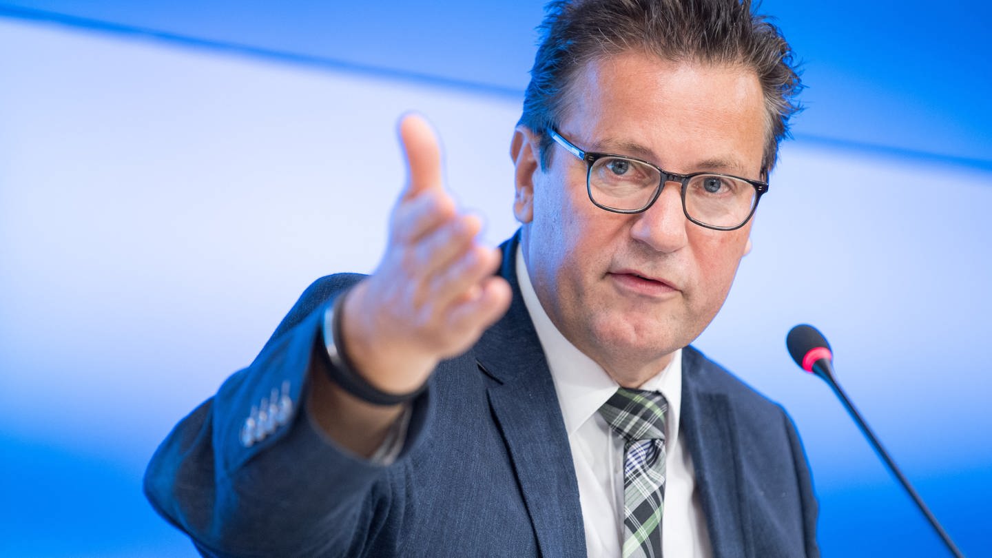 Der baden-württembergische Verbraucherminister Peter Hauk (CDU) spricht während einer Pressekonferenz zur Lebensmittelüberwachung im Bürger- und Medienzentrum Baden-Württembergs