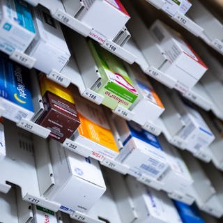  Zahlreiche Medikamente, darunter auch verschreibungspflichtige Mittel, liegen in einem Ausgabeautomaten in einer Apotheke. 