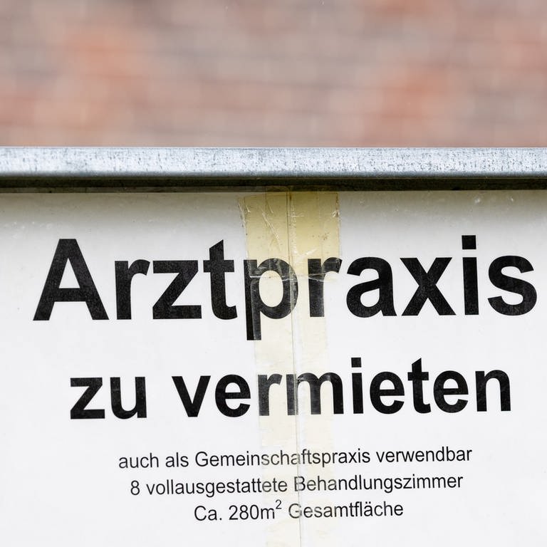 Die Kassenärztliche Vereinigung beklagt den Ärztemangel in Baden-Württemberg: Ein Schild mit der Aufschrift "Arztpraxis zu vermieten" steht vor einem Gebäude.