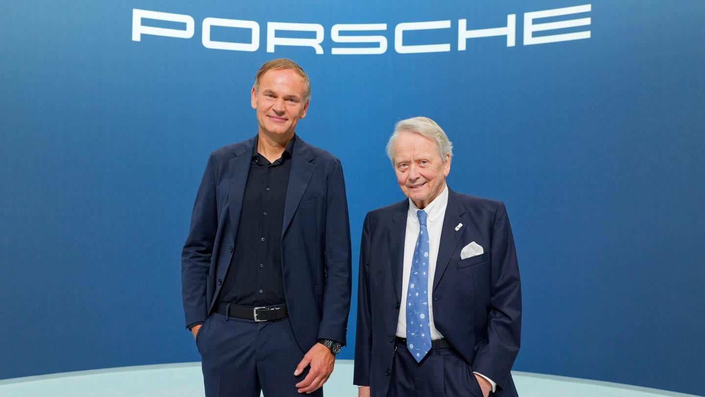 Das Bild zeigt den Vorstandsvorsitzenden Oliver Blume und den Aufsichtsratsvorsitzenden Dr. Wolfgang Porsche bei der virtuellen Hauptversammlung 2024.