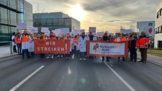 Ärztinnen und Ärzte des Uniklinikums Tübingen demonstrieren mit einem Warnstreik für mehr Geld.