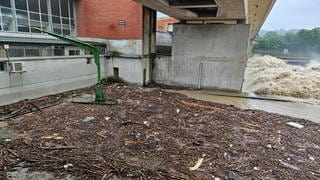 Am Wasserkraftwerk in Deizisau am Neckar (Kreis Esslingen) ist durch Hochwasser jede Menge Treibgut angespült worden. 