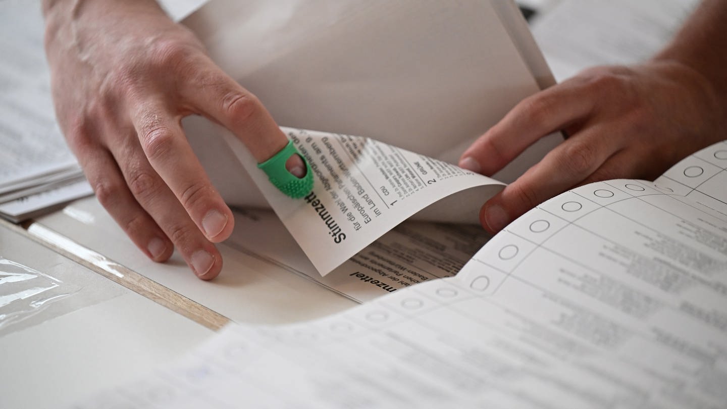 Wahlhelfer bei der Auszählung von Briefwahlstimmen für die Europawahl.