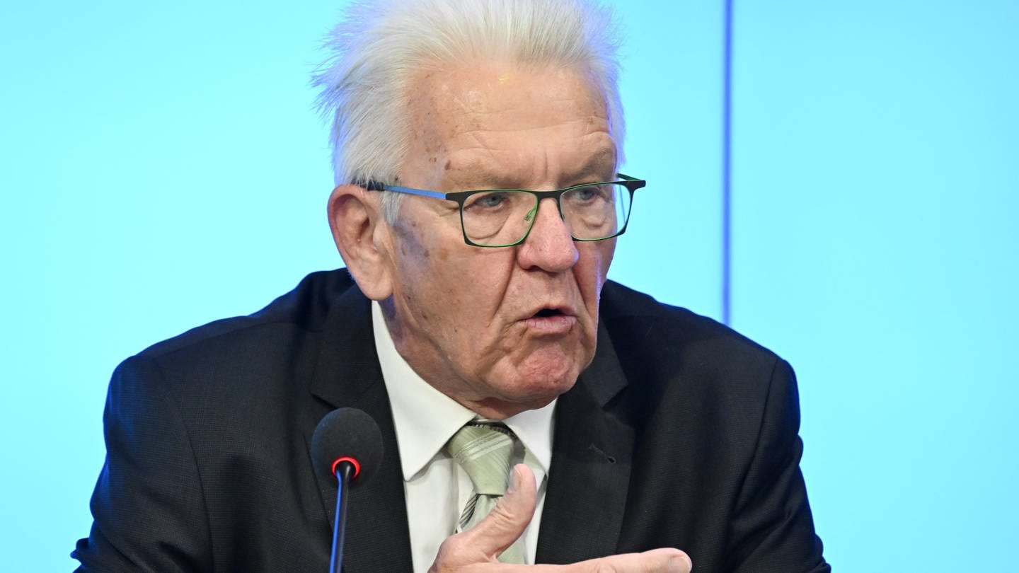 Winfried Kretschmann, Ministerpräsident von Baden-Württemberg, sitzt bei einer Pressekonferenz im Landtag und Antwortet auf Fragen von Journalisten