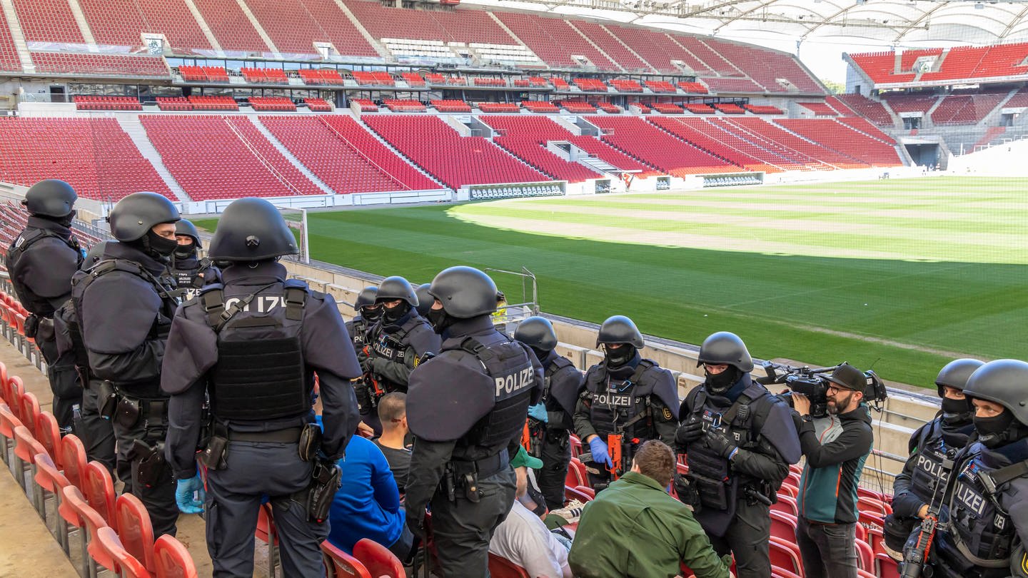Die Polizei Baden-Württemberg probt im Stuttgarter Fußballstadion einen Anti-Terror-Einsatz.