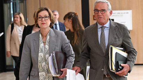 Beate Bube (l), Präsidentin des Landesamtes für Verfassungsschutz Baden-Württemberg, und Thomas Strobl (CDU), Innenminister von Baden-Württemberg gehen im Landtag gemeinsam zu einer Pressekonferenz zur Vorstellung des Verfassungsschutzberichts 2023.