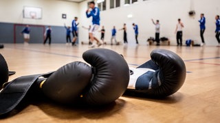 Jugendliche nehmen am Boxtraining teil (Symboldbild)