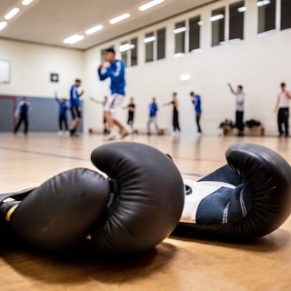 Jugendliche nehmen am Boxtraining teil (Symboldbild)