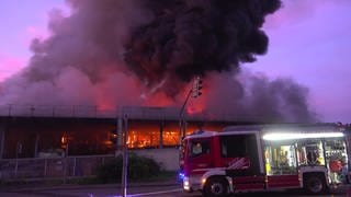 In Pforzheim brennt eine große Lagerhalle. Die Feuerwehr ist im Einsatz.