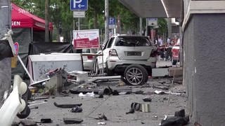 Ein Auto ist von hinten an der Unfallstelle in der Nürtinger Innenstadt inmitten von Trümmerteilen zu sehen.