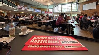Delegierte der Partei Die Linke sitzen bei ihrem baden-württembergischen Landesparteitag in der Filderhalle in Leinfelden-Echterdingen (Kreis Esslingen). 