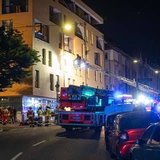 Bei einem Feuerwehreinsatz in Stuttgart-West werden mehrere Personen aus einem Seniorenheim evakuiert. 