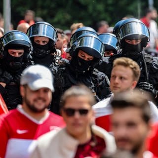 Der Fanmarsch der türkischen Fans wird von der Polizei begleitet