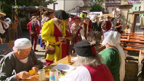 Besucher des Peter-und-Paul-Festes in mittelalterlicher Kleidung