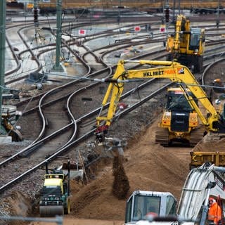 Gleisbauer bereiten die Verlegung eines neuen Schienenstrangs vor (Archivbild).