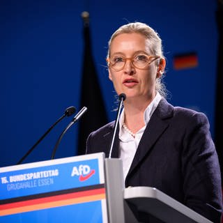 Alice Weidel, Bundesvorsitzende der AfD, spricht beim Bundesparteitag der AfD in der Grugahalle in Essen.