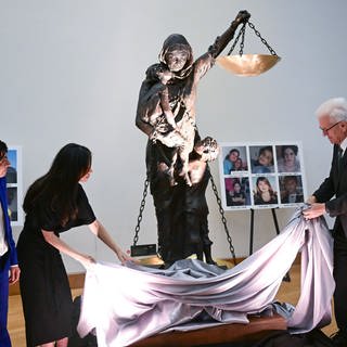 Die Friedensnobelpreisträgerin Nadia Murad und Ministerpräsident Winfried Kretschmann enthüllen ein Denkmal für die Opfer des Völkermords an den Jesiden.