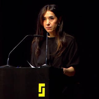 Nadia Murad steht an einem Rednerpult