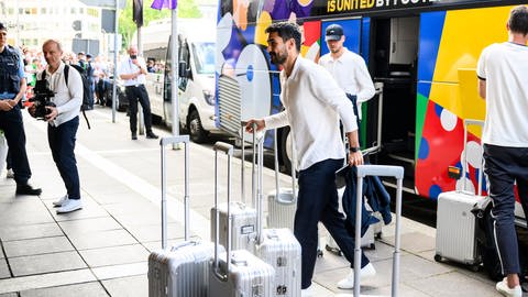 Kapitän Ilkay Gündogan steigt am 18. Juni 2024 vor dem Steigenberger Hotel in Stuttgart aus dem Mannschaftsbus aus. Beim EM-Viertelfinale gegen Spanien muss die Mannschaft in Stuttgart auf ein anderes Hotel ausweichen.