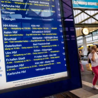 Eine Anzeigetafel weist auf Zugausfälle am Hauptbahnhof Stuttgart am Tag des Vorrundenspiels zwischen Belgien und der Ukraine hin.