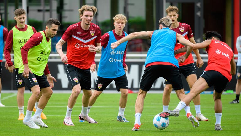 Mehrere Spieler des VfB Stuttgart beim ersten Training für die neue Bundesliga-Saison