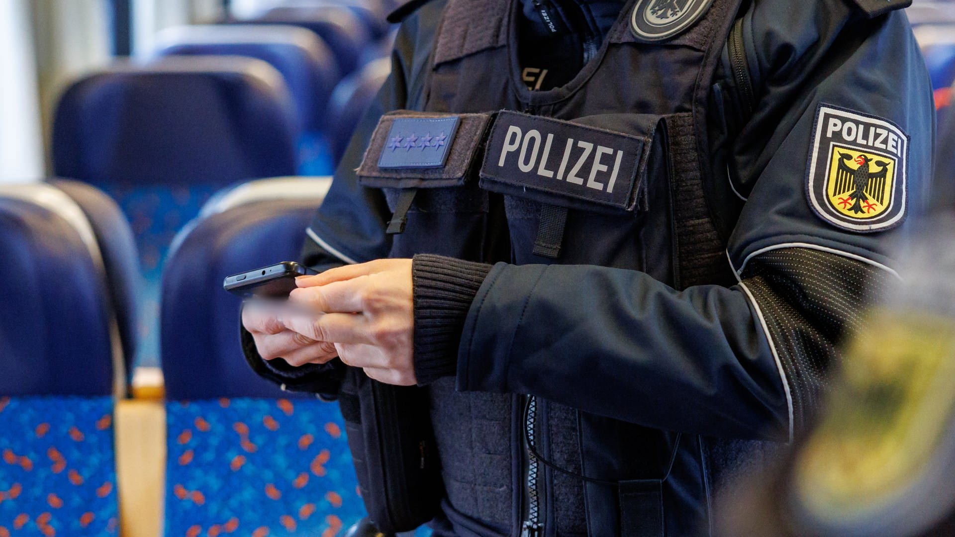 Angriff mit Cuttermesser und Bisse: Mann verletzt Polizisten in Karlsruhe