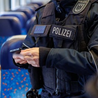 Bundespolizist kontrolliert in einem Zug.