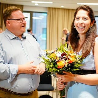 Die Bundestagsabgeordnete Melis Sekmen (r) bekommt nach einer Sitzung des CDU-Kreisverbands Mannheim von dem Kreisvorsitzenden Christian Hötting einen Blumenstrauß überreicht. Der CDU-Kreisverband Mannheim stimmte einstimmig für die Aufnahme der bisher grünen Bundestagsabgeordneten. Sekmen hatte am 1. Juli mitgeteilt, dass sie von den Grünen zur CDU wechseln werde.