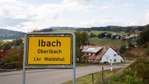 Ein Ortsschild steht am Eingang der Gemeinde Ibach im Kreis Waldshut.