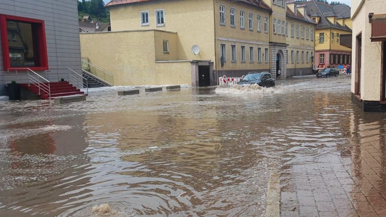 Eine überflutete Straße in Calw.