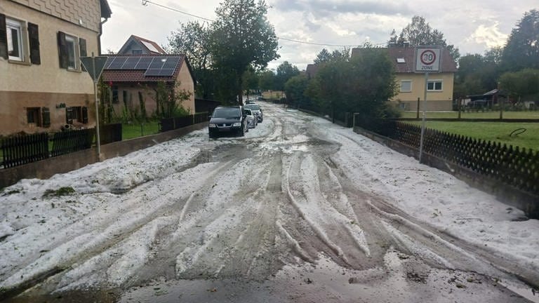 Eine Straße im Landkreis Calw ist von Hagel bedeckt.