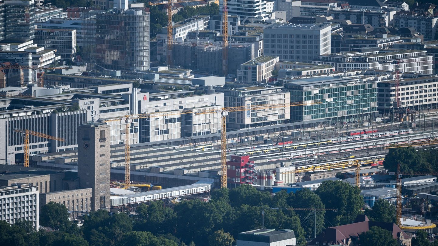 Blick von oben auf den Stuttgarter Hauptbahnhof und Teile des Gleisvorfeldes, auf dem das neue Rosenstein-Quartier enstehen soll.