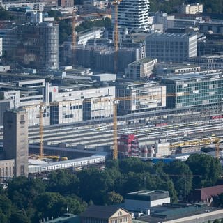 Blick von oben auf den Stuttgarter Hauptbahnhof und Teile des Gleisvorfeldes, auf dem das neue Rosenstein-Quartier enstehen soll. 