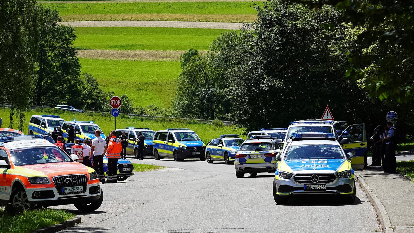 Rettungsdienste und Polizei stehen an einer Straße bei einem Großeinsatz in Albstadt-Lautlingen.