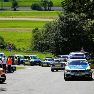 Rettungsdienste und Polizei stehen an einer Straße bei einem Großeinsatz in Albstadt-Lautlingen.