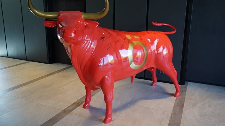 Ein roter Kunststoff-Stier mit allen Unterschriften der spanischen Nationalspieler steht im Hotel Öschberghof in Donaueschingen (Schwazwald-Baar-Kreis), dem ehemaligen EM-Quartier von Spanien. 