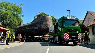 Das ausgemusterte U-Boot U17 ist auf dem Weg durch die Region Heilbronn ins Technikmuseum Sinsheim. In Siegelsbach warteten die ersten engen Straßenzüge.