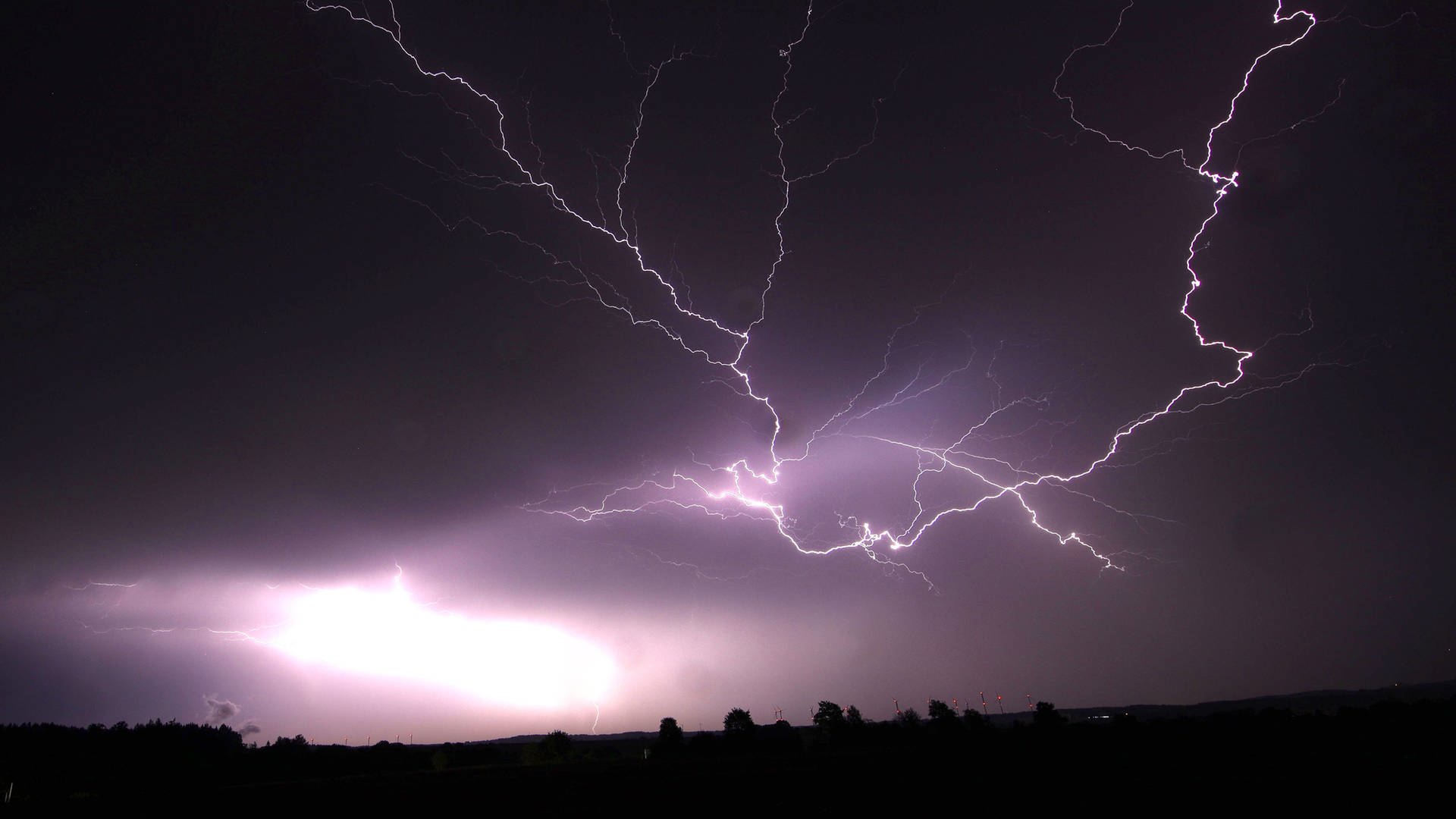 ++ Sturm und Gewitter über Teilen von BW ++ Bahnstrecke Mannheim-Frankfurt ab sofort gesperrt ++