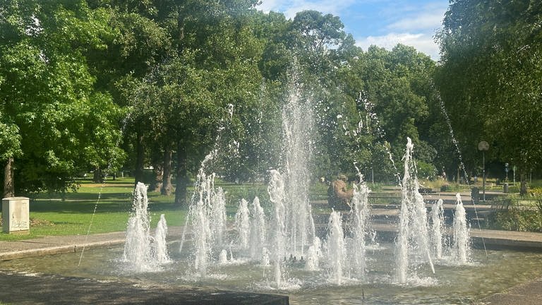 Über den Wasserspielen im Stuttgarter Schlossgarten strahlt die Sonne. 