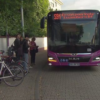 Bus an einer Haltestelle